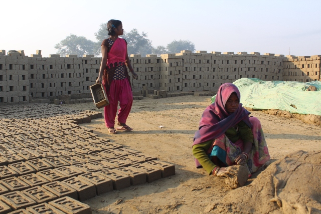 कैसे देश की नारी शक्ति बुनियादी सुविधाओं के अभाव में दम तोड़ती हुई दिखती है